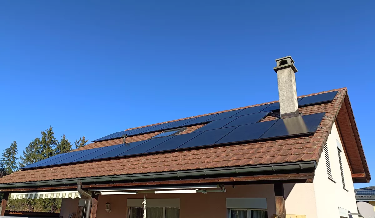 Installation de panneaux solaires Swiss Solar sur une villa à Riaz