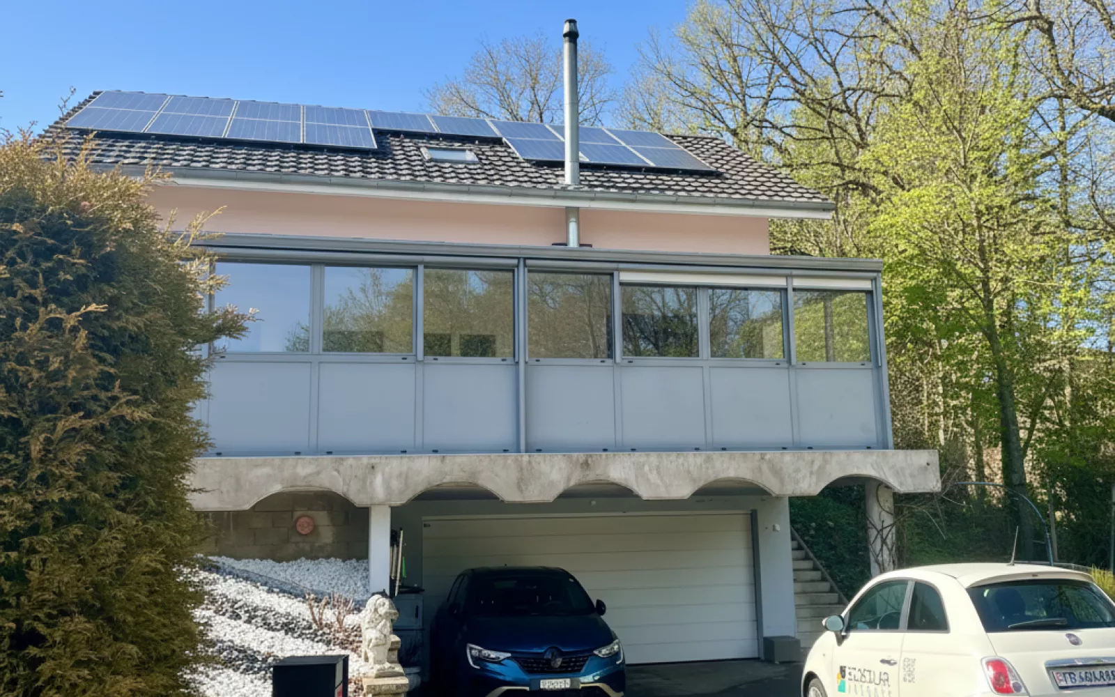 Vue générale d'une villa à Romont avec panneaux photovoltaïques